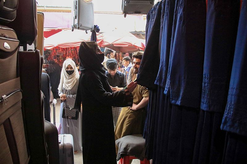 Los talibanes obligan a las presentadoras de televisión a cubrirse el rostro en Afganistán