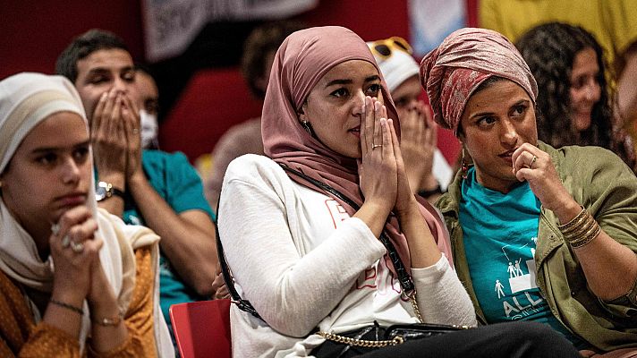 Telediario 2 - La ciudad de Grenoble autoriza el burkini en sus piscinas y reabre el debate sobre su uso en Francia
