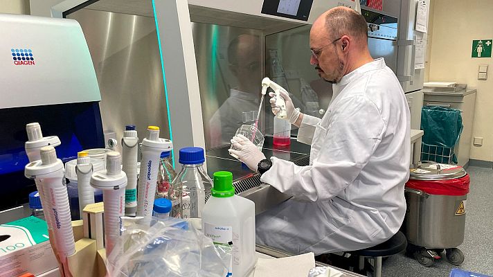 Telediario 2 - España detecta una treintena de casos de la viruela del mono y estudia otros 15