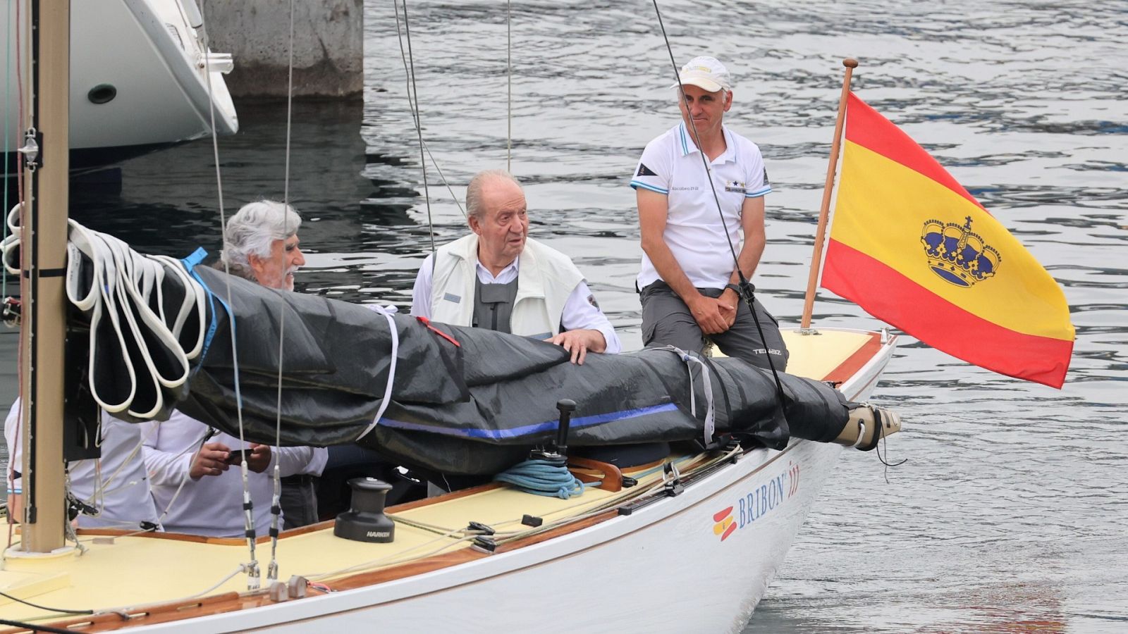 Juan Carlos I embarca en el 'Bribón' en su segunda jornada en Sanxenxo