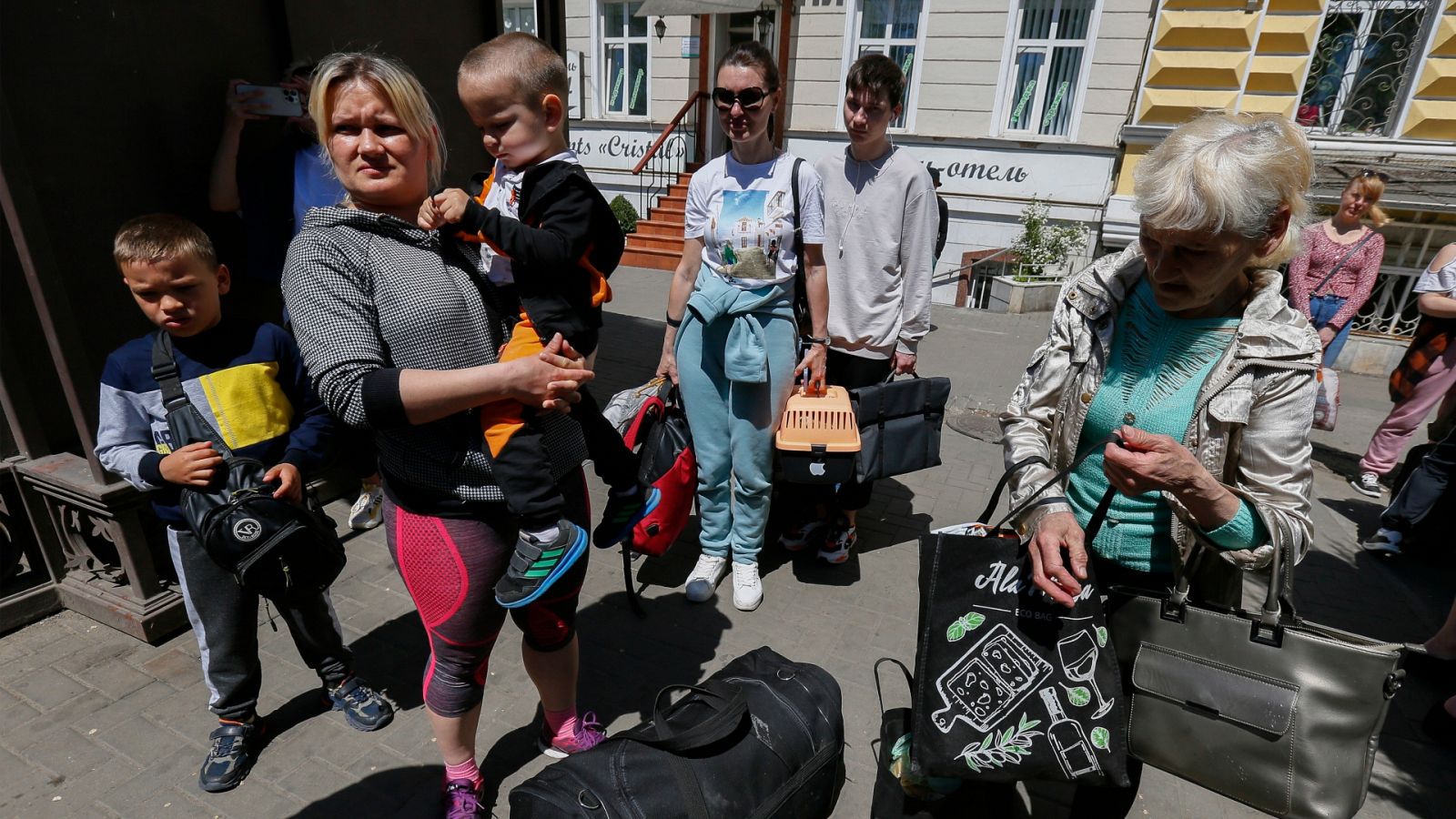 Telediario Fin de Semana: La ONG 'Help to Ukraine' rescata a 500 personas ucranianas y españolas de la guerra | RTVE Play