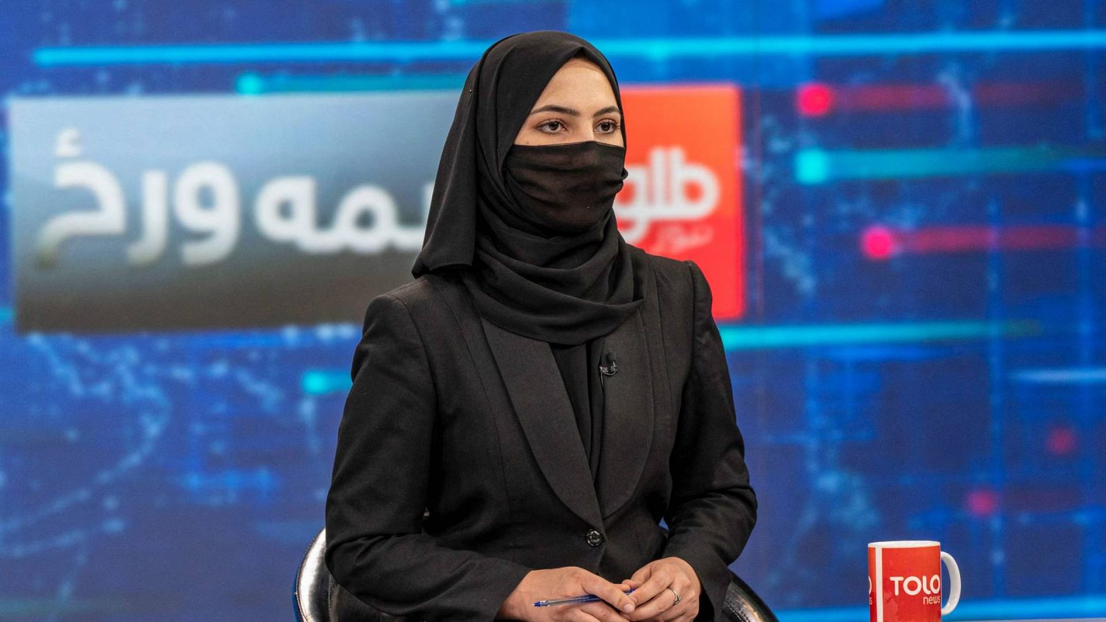 Afganistán | Las mujeres se cubren el rostro en televisión tras el  ultimátum talibán