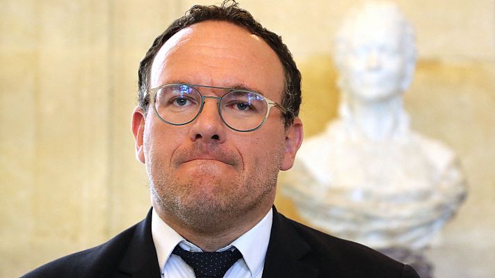 El ministro francés de Solidaridades, acusado de violación