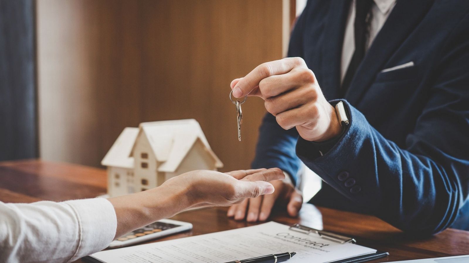 La venta de viviendas se impone al alquiler en el último año