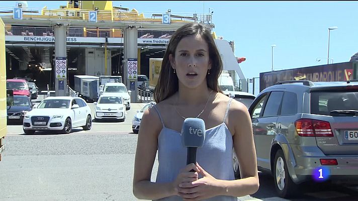 En La Gomera cogen el ferry para hacer la compra         