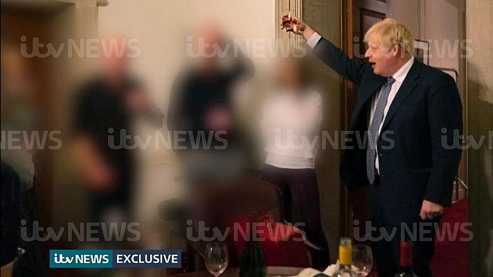 Telediario 1 - Nuevas imágenes de Boris Johnson en una fiesta durante la pandemia reavivan la crisis del 'partygate'