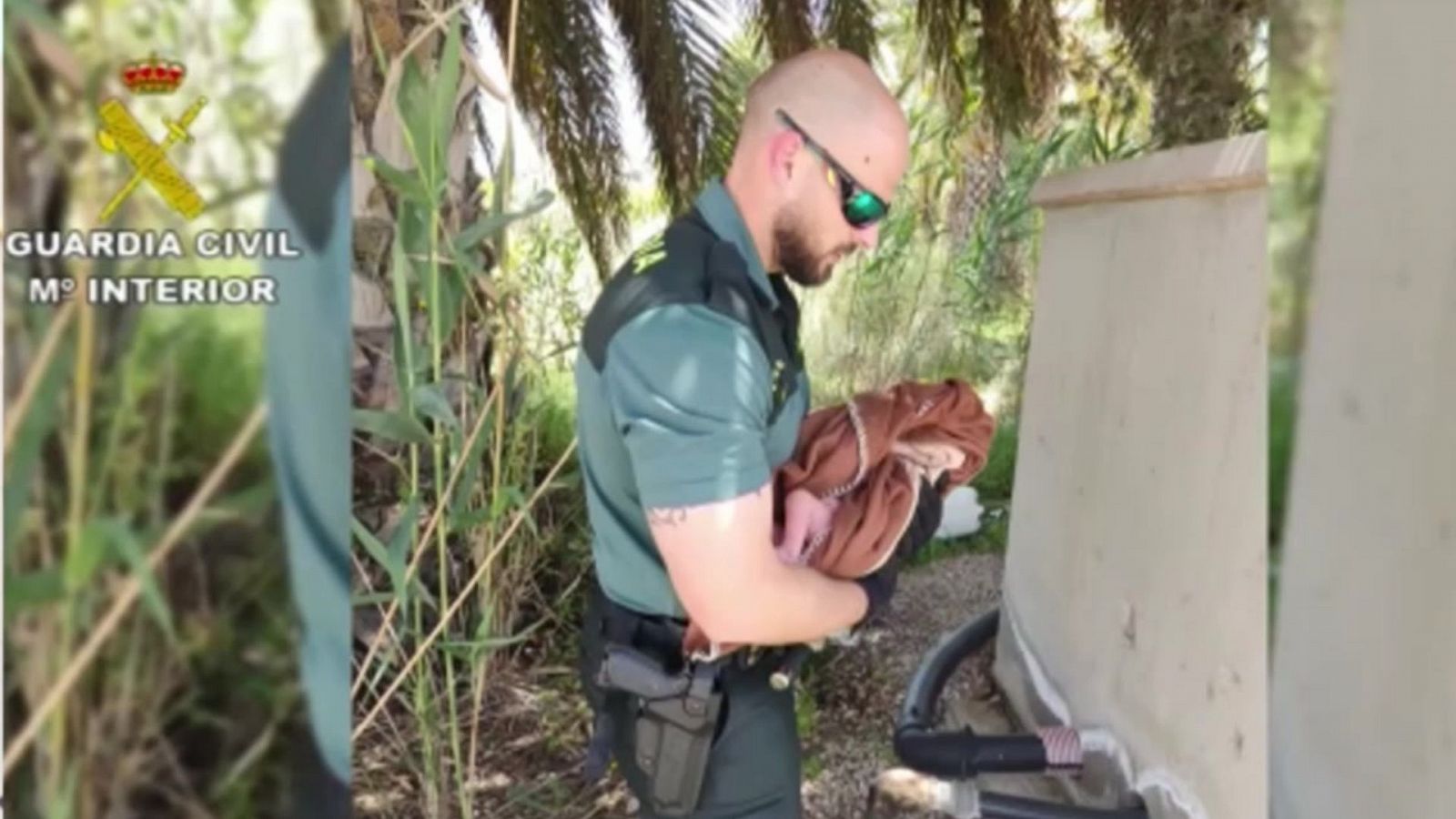 Los agentes que encontraron al bebé abandonado: "Ver que el niño estaba bien fue una alegría inmensa" - Ver ahora