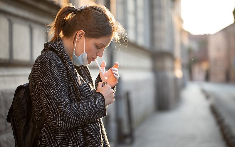 Solo el 16% de los españoles son fumadores, según la SEMFC