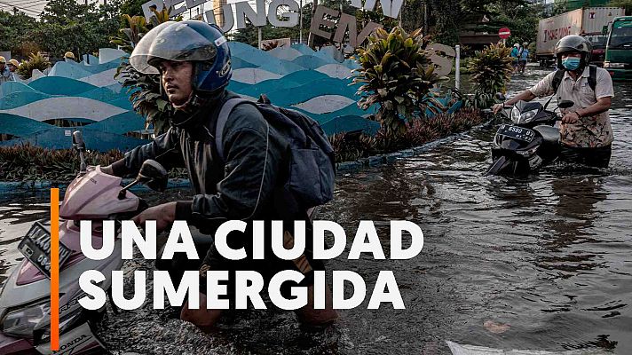 Evacuadas miles de familias en Semarang al quedar la ciudad indonesa completamente inundada