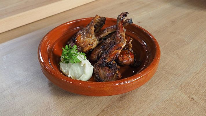 Receta de conejo al horno y parmentier de plátano