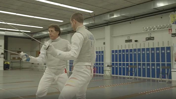 Otros deportes - Carlos Llavador introduce a Perico Delgado en la esgrima