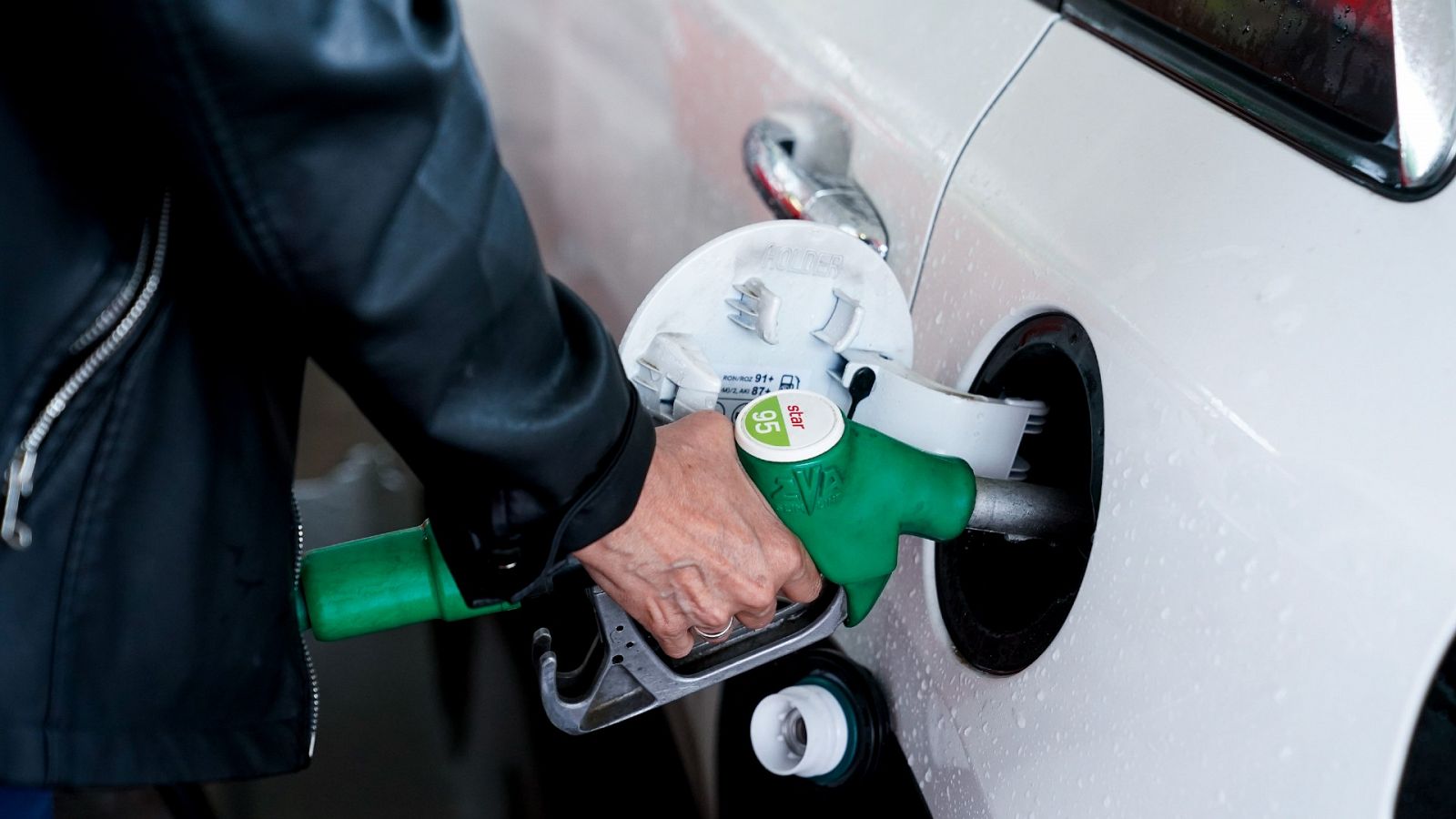 La gasolina marca un nuevo récord sin aplicar el descuento y el diésel cae por segunda semana consecutiva