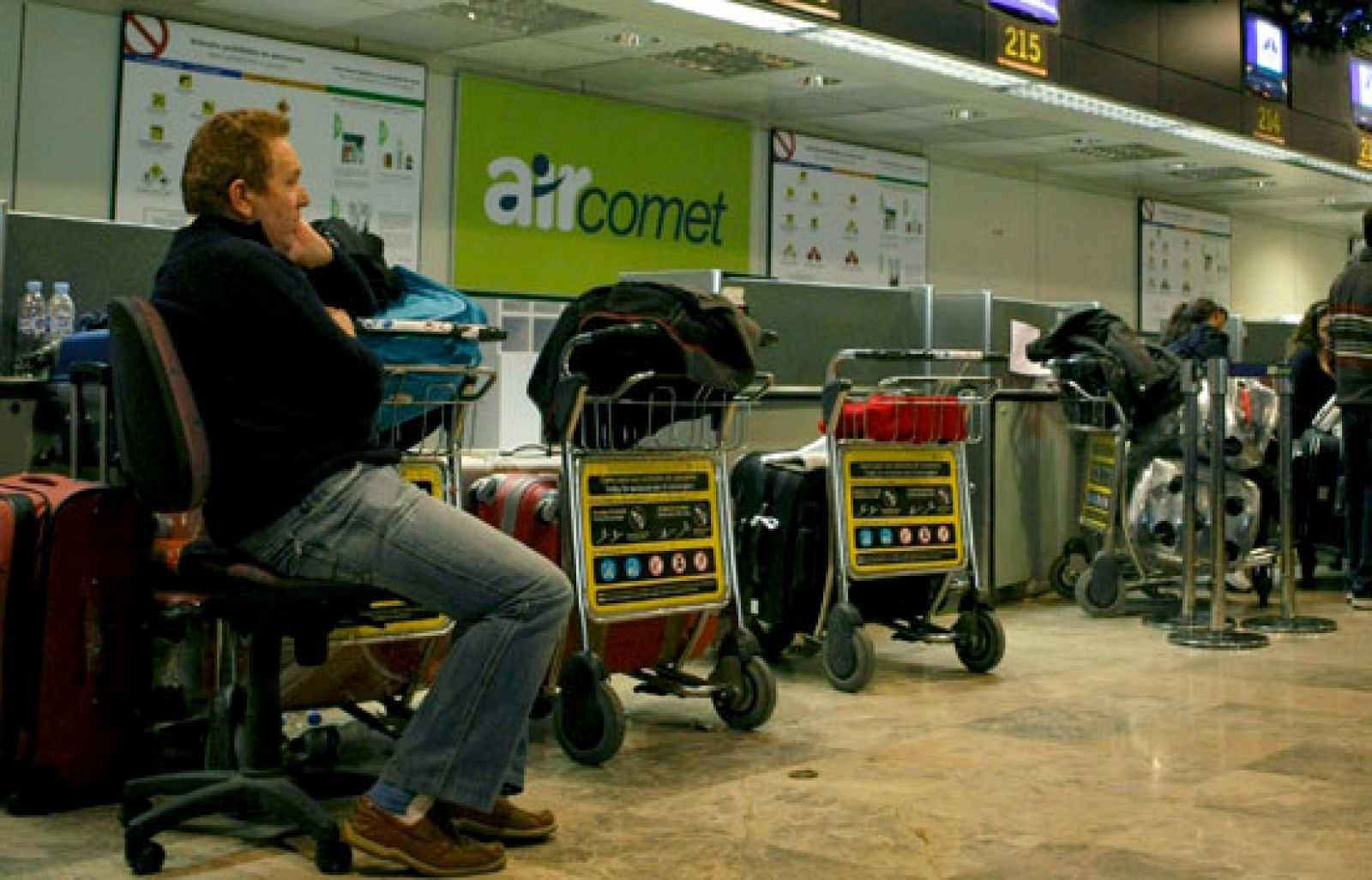 Cientos de viajeros de Air Comet esperan en el aeropuerto de Barajas una solución | Ver