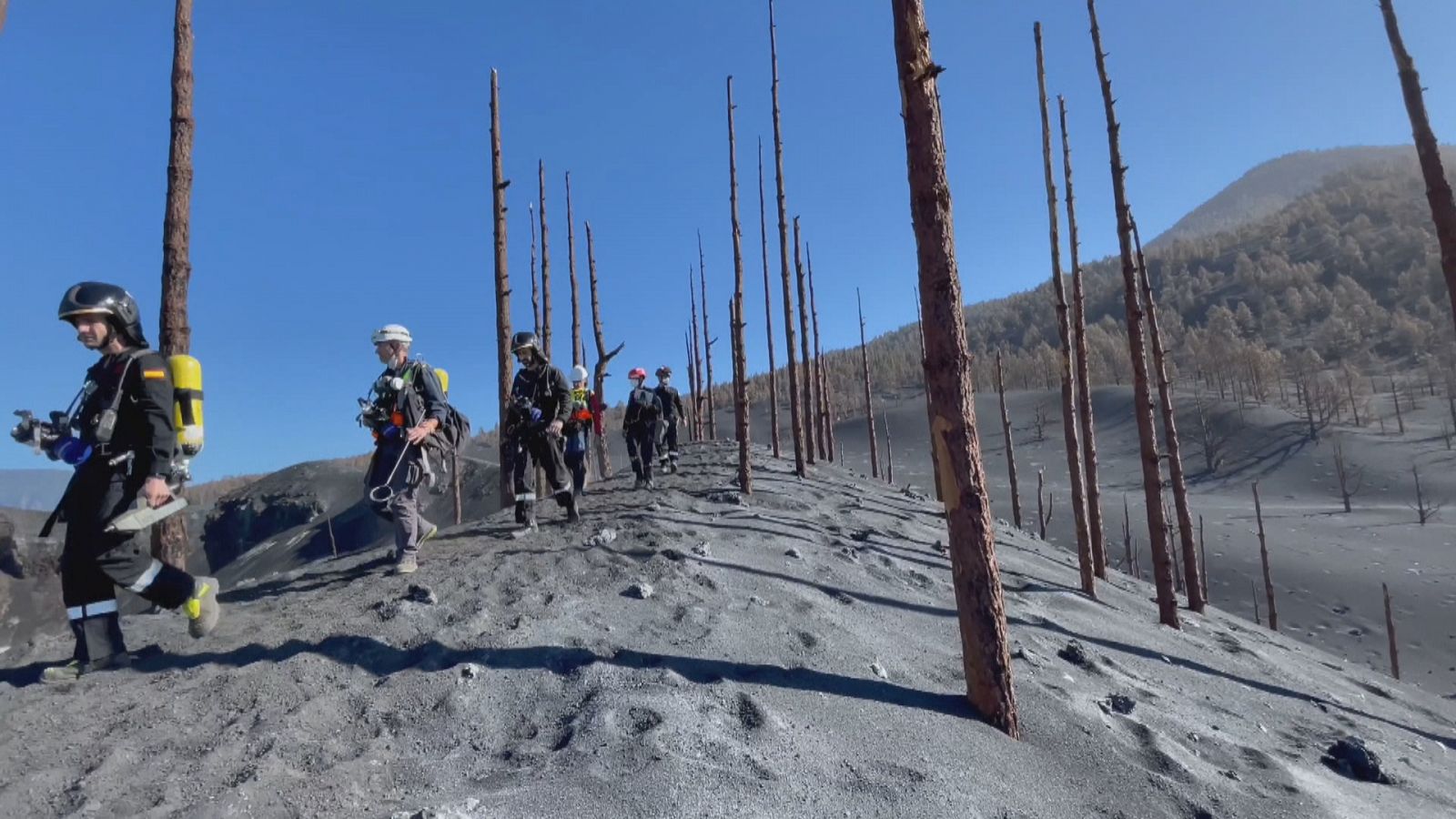 Telecanarias: Profsionales de Emergencias, del IGN y de Involcan monitorizan los gases del Cumbre Vieja | RTVE Play