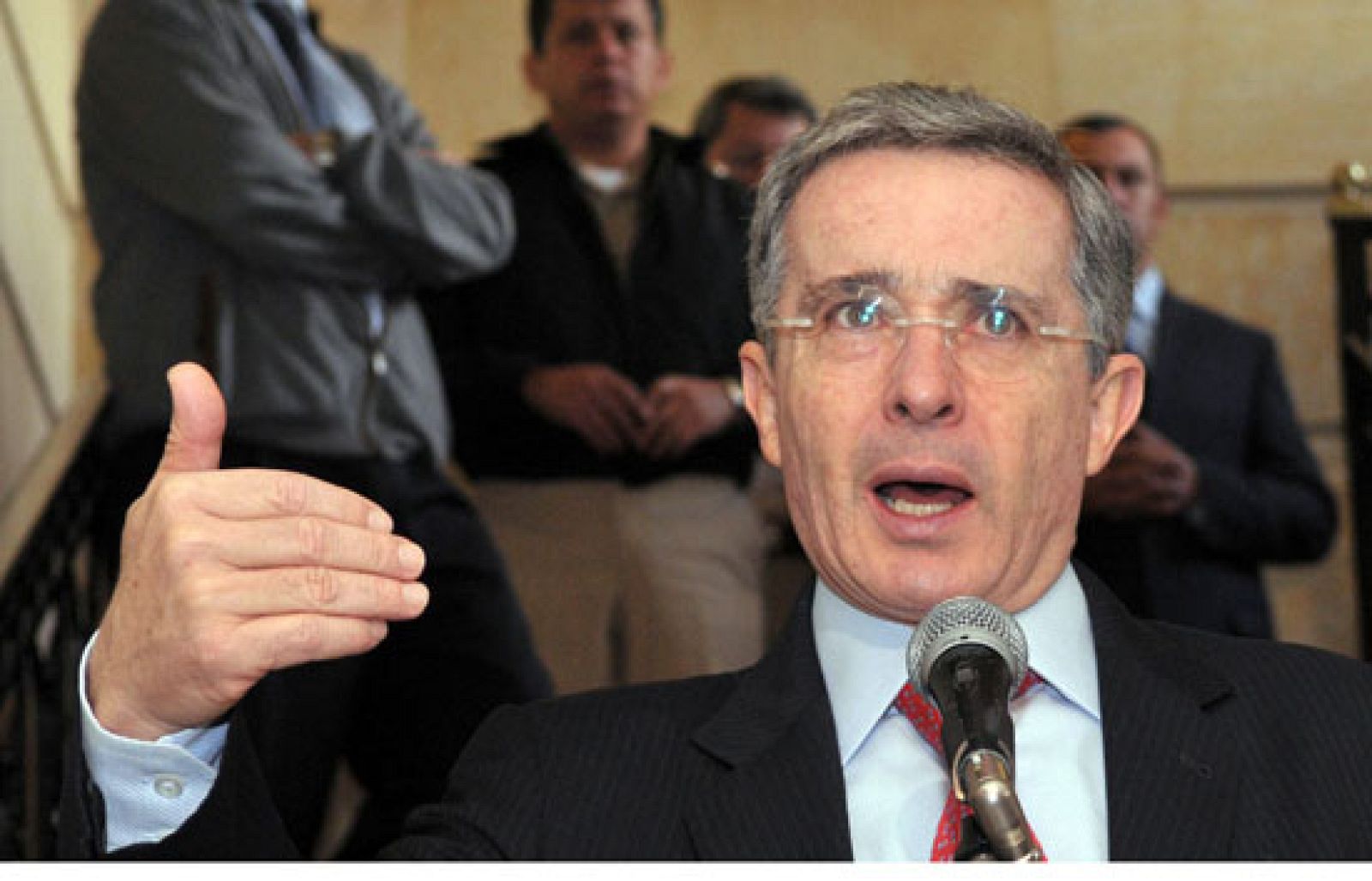 Las autoridades colombianas han hallado sin vida a Luis Francisco Cuéllar, gobernador del departamento suroccidental del Caquetá secuestrado el lunes por presuntos rebeldes de las FARC, informan las autoridades regionales. El presidente Uribe ha afirmado que ha sido "degollado miserablemente" por los rebeldes de las FARC.