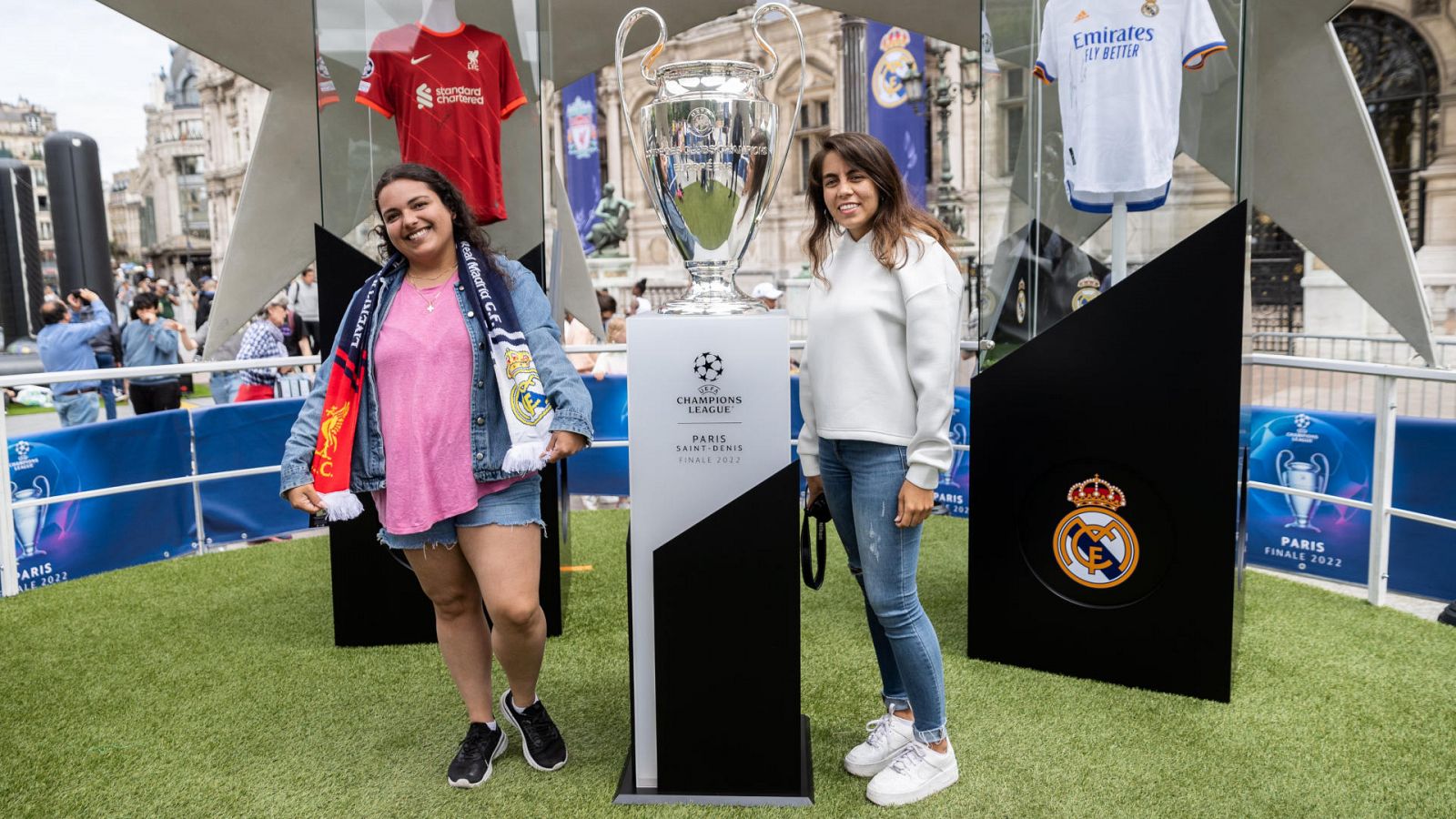 Los aficionados del Madrid y el Liverpool van tomando París