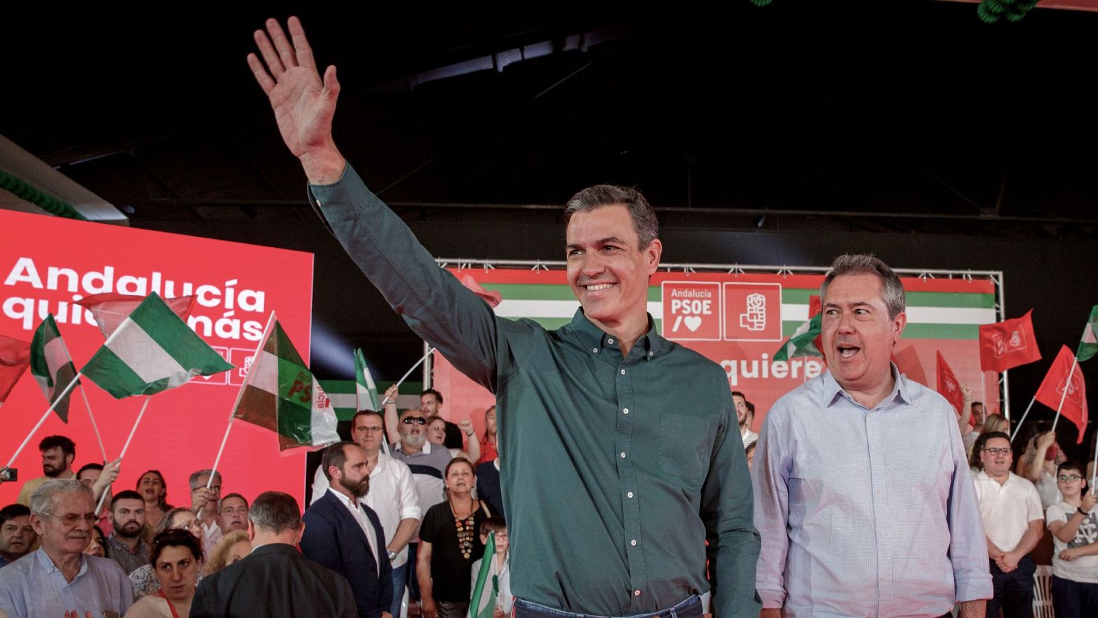 Sánchez arremete contra la derecha en un acto con Espadas y ocho de sus ministros en Dos Hermanas