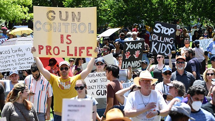 La Asociación del Rifle celebra su asamblea entre protestas