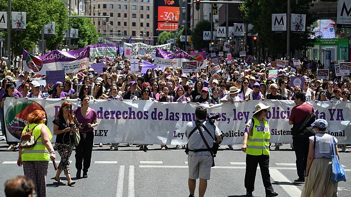 Telediario Fin de Semana - Una marcha feminista en Madrid reclama una ley para la abolición de la prostitución