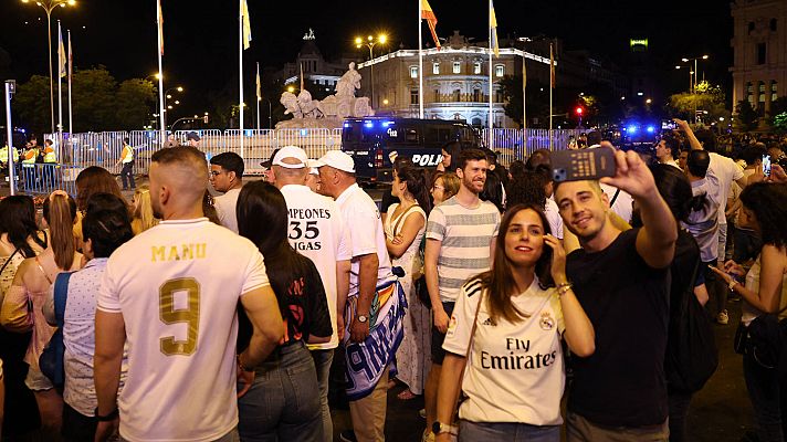 Multitudinaria celebración en la Cibeles por la Decimocuarta