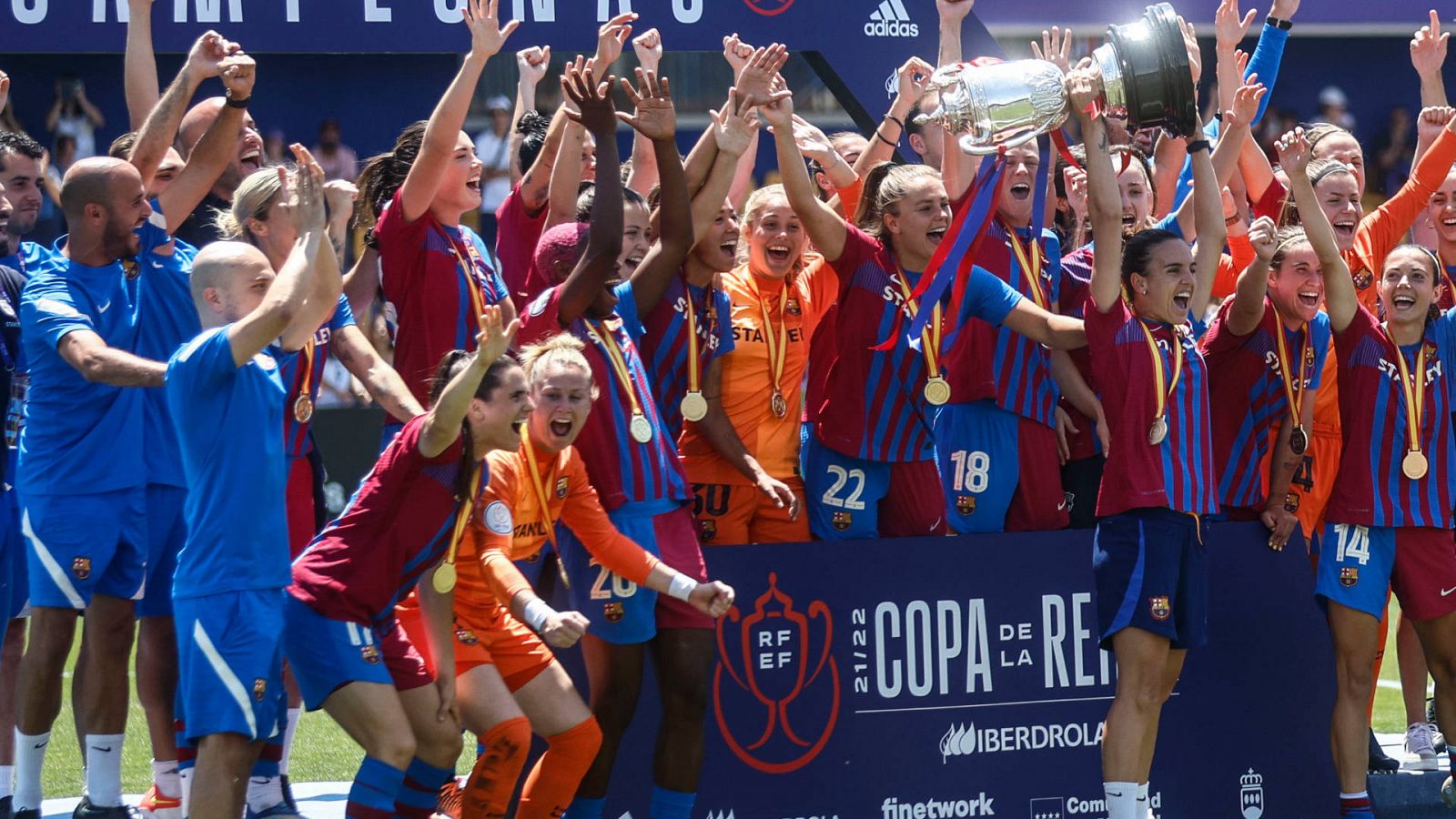 Alexia Putellas recibe la novena Copa de la Reina del Barça tras ganar al Sporting de Huelva -- Ver ahora