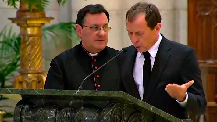 Emilio Butragueño oficia el acto religioso de ofrenda madridista a la Almudena