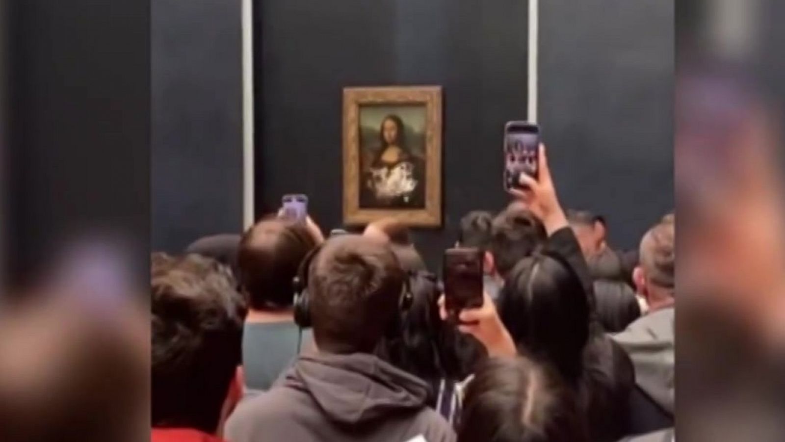 Gioconda: Un visitante ataca el cuadro con una tarta