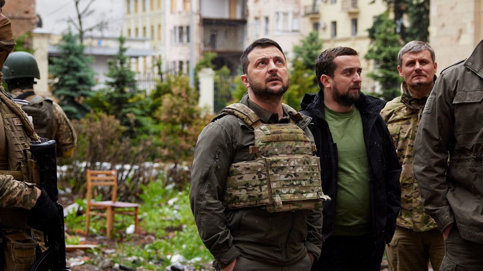 Zelenski se desplaza al este en plena ofensiva rusa y visita Járkov