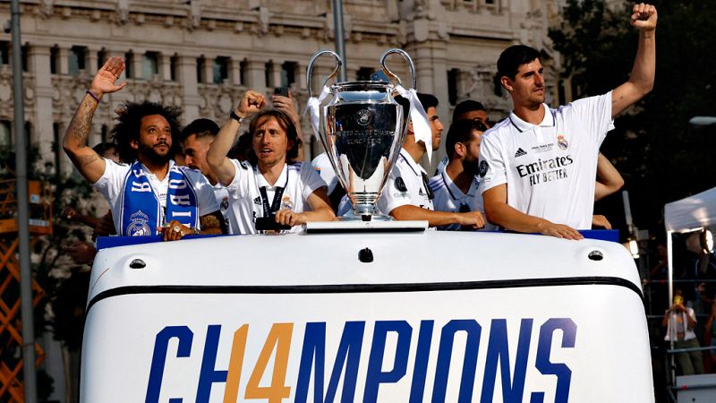 El Real Madrid celebra la Decimocuarta en las calles de Madrid