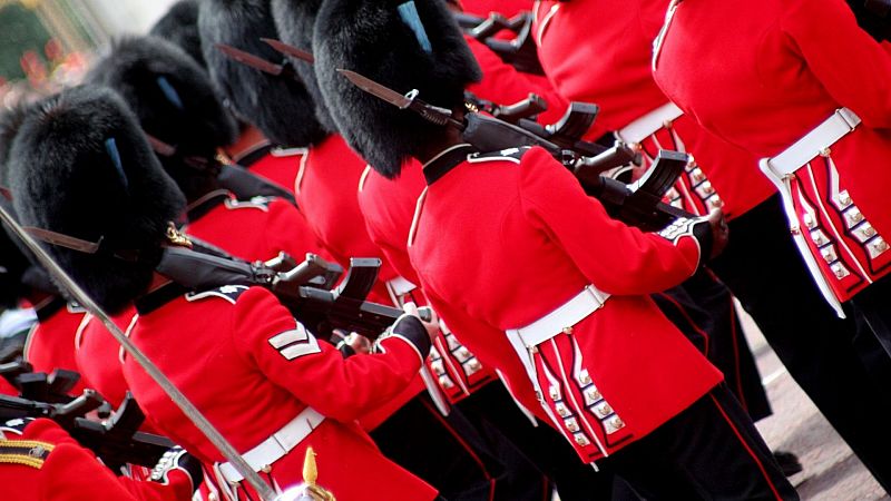 Seis soldados de la Guardia Real de Isabel II investigados por tráfico de drogas - Ver ahora