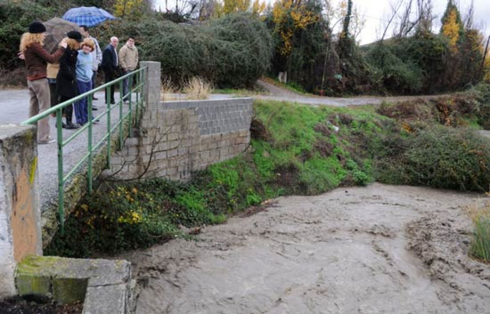 Andalucía se ha llevado la peor parte de la borrasca con fuertes lluvias y vientos que cruza la Península. En Motril, en Granada, el temporal ha dejado graves daños por culpa de las inundaciones.En el aeropuerto de Barajas siguen cientos de pasajeros afectados por la quiebra de Air Comet, que no van a poder pasar la Nochebuena en sus países.Zapatero agradece a las tropas en el exterior su lealtad y compromiso con el orden mundial. La mayoría está en Líbano, donde España asume en enero el mando de la misión de la ONU, y en Afganistán, la más peligrosa.El Senado aprueba la reforma sanitaria de Barack Obama, su proyecto más ambicioso y que le ha hecho perder popularidad.El marisco y los pescados típicos suben de precio, el doble en el caso del percebe o el besugo. Sin embargo, hay carnes que bajan como las chuletillas de cordero.Messi asegura que se esfuerza igual con la selección argentina que con el Barcelona.