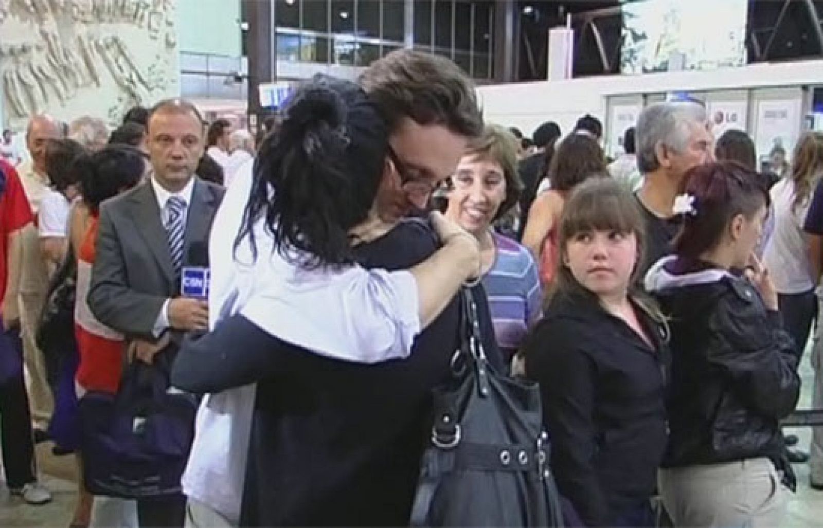Es el primero de los aviones fletados por el ministerio de Fomento con pasajeros afectados por el cierre de Air Comet. En el aeropuerto se han visto escenas de emoción y también de agradecimiento por el trato recibido.