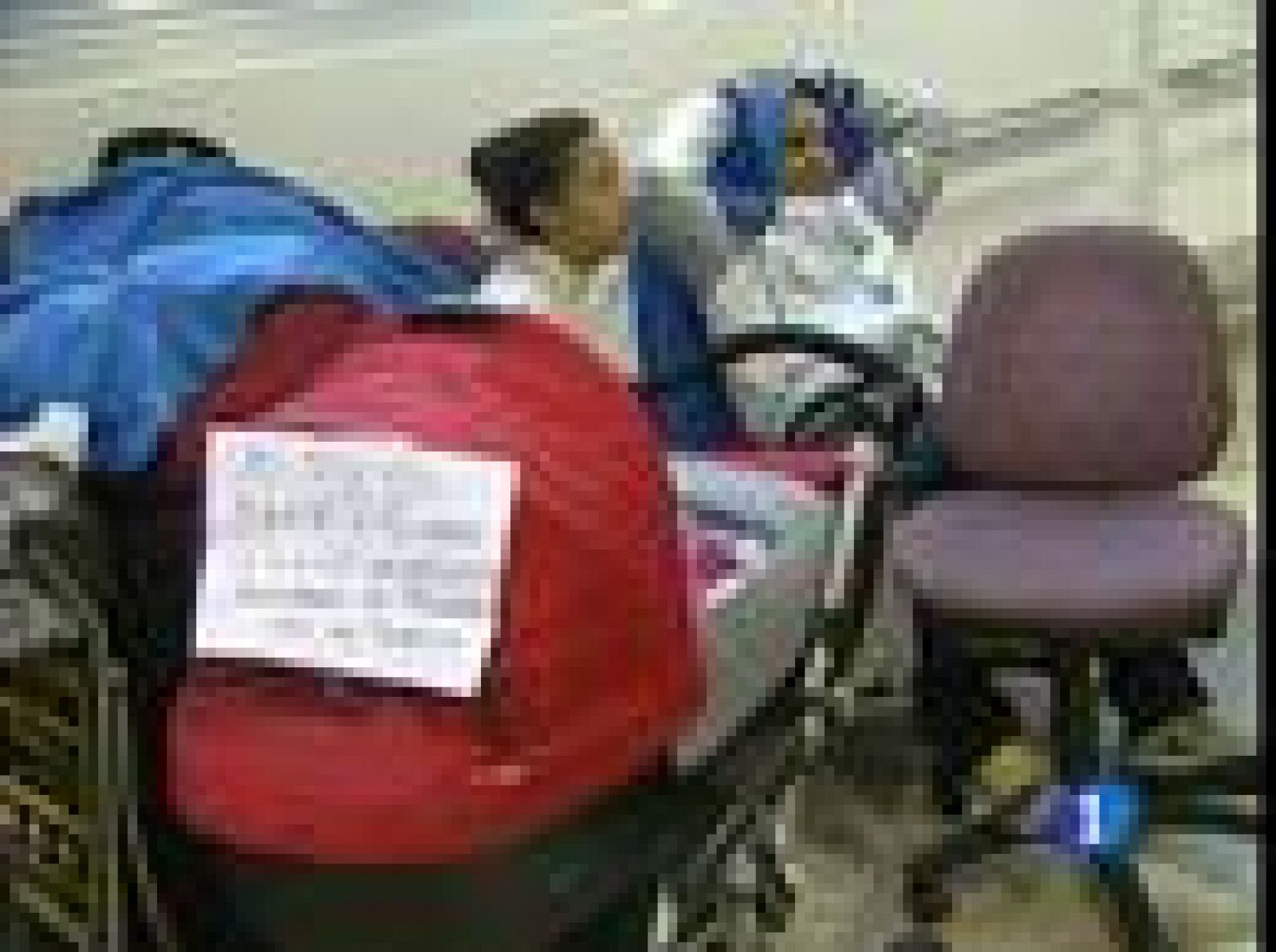 En el aeropuerto de Barajas decenas de pasajeros de Air Comet siguen esperando para poder viajar | Ver