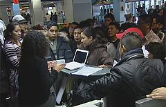En el aeropuerto de Barajas decenas de pasajeros de Air Comet siguen esperando para poder viajar