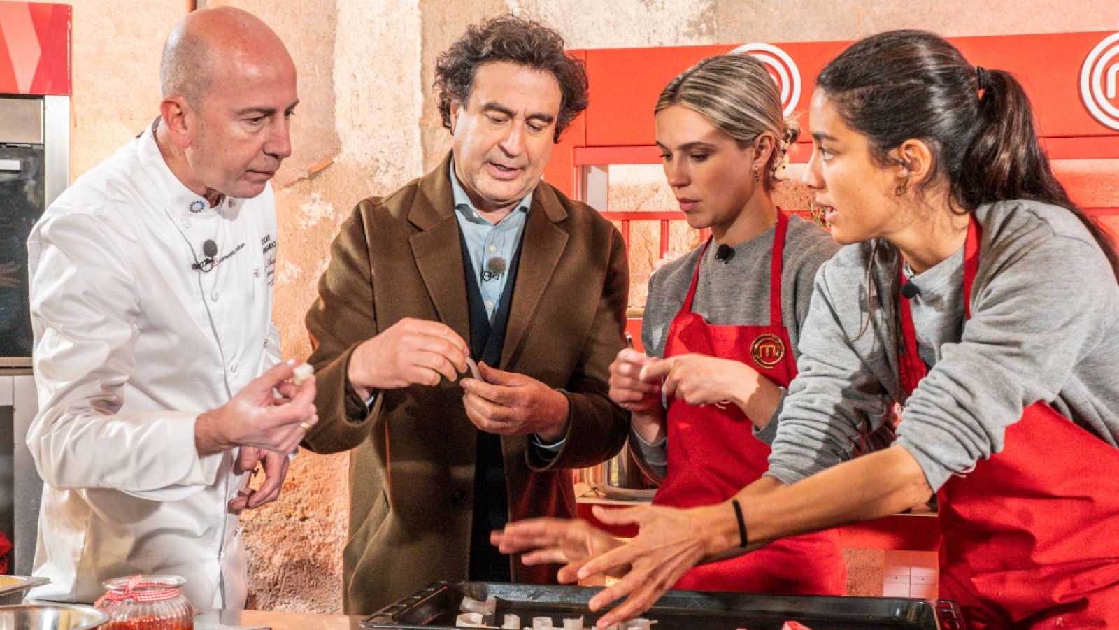 MasterChef 10 I ¡María Lo es la reina en el corte del pescado!