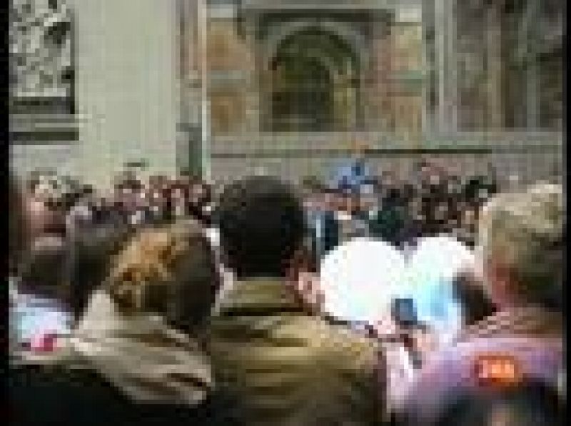 El Papa cae al suelo durante la Misa del Gallo al ser abordado por una mujer 