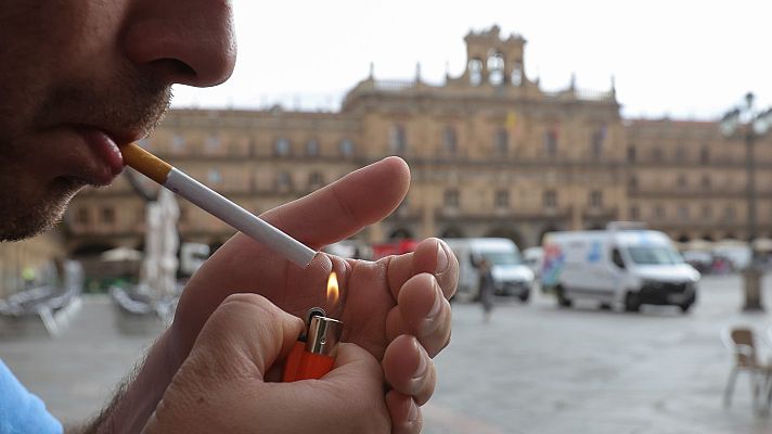 Telediario 1 - Sanidad estudia ampliar los espacios libres de humo de tabaco