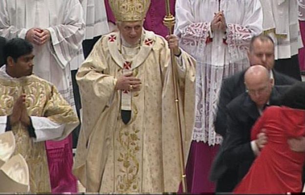  - El Papa se cae en la Misa del Gallo