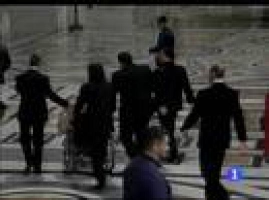  - El Papa se cae en la Misa del Gallo