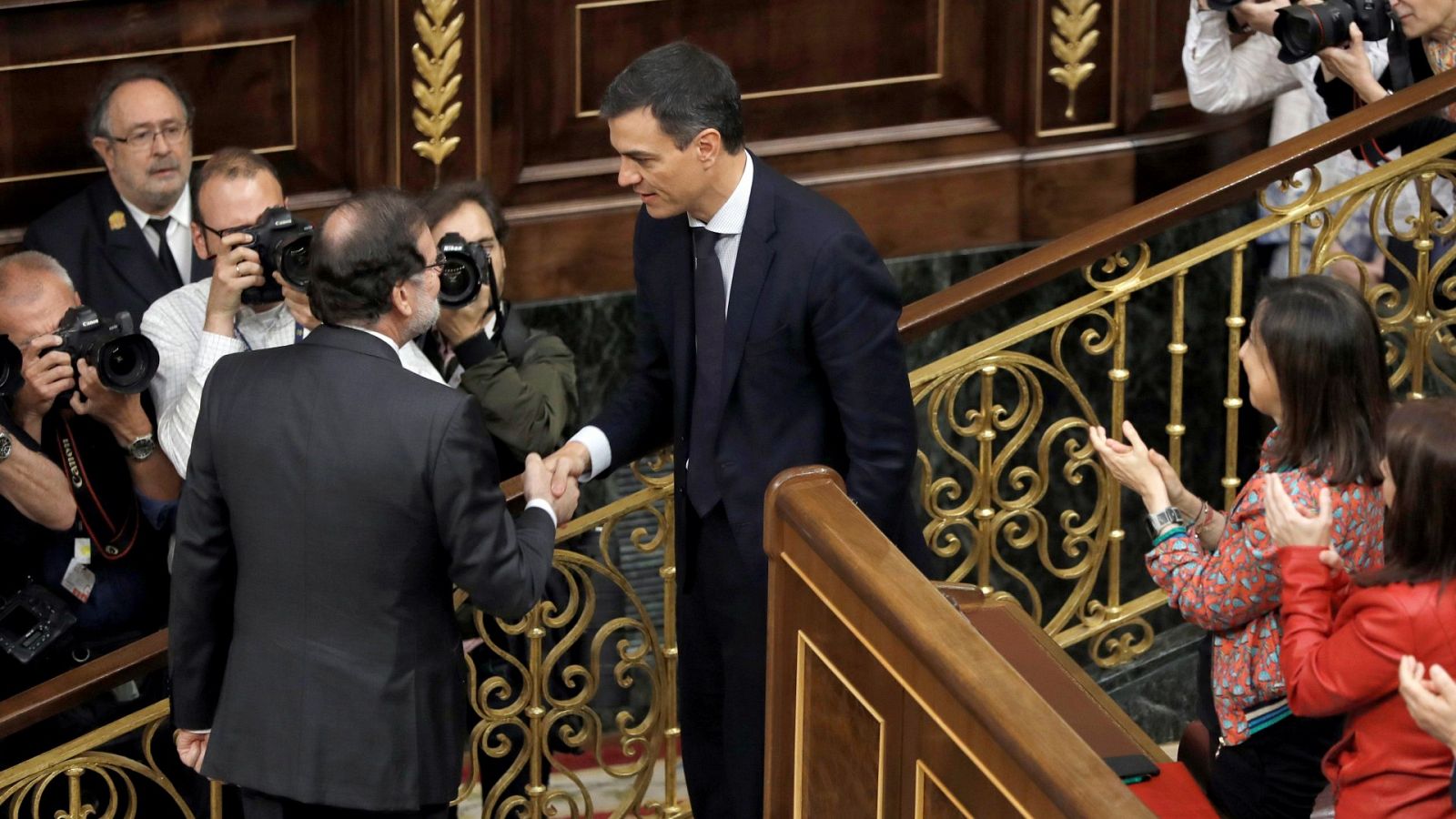 Sánchez reúne a diputados y senadores en el cuarto aniversario de la moción que le aupó a la Moncloa