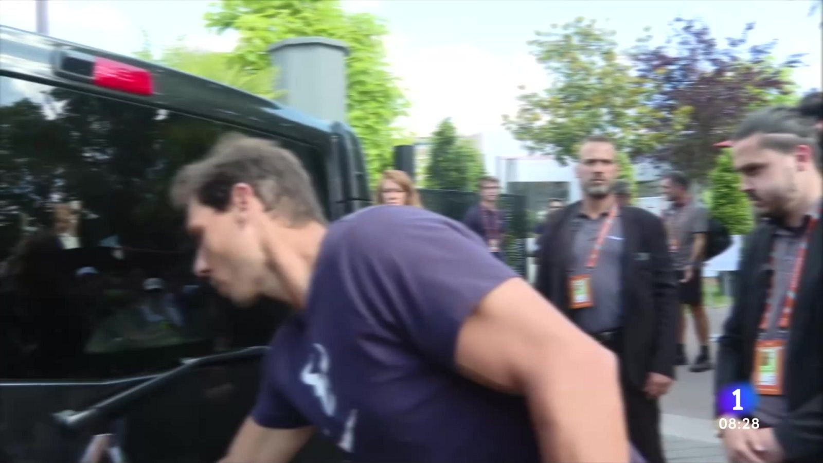 La afición de París, cada vez más rendida a Rafa Nadal