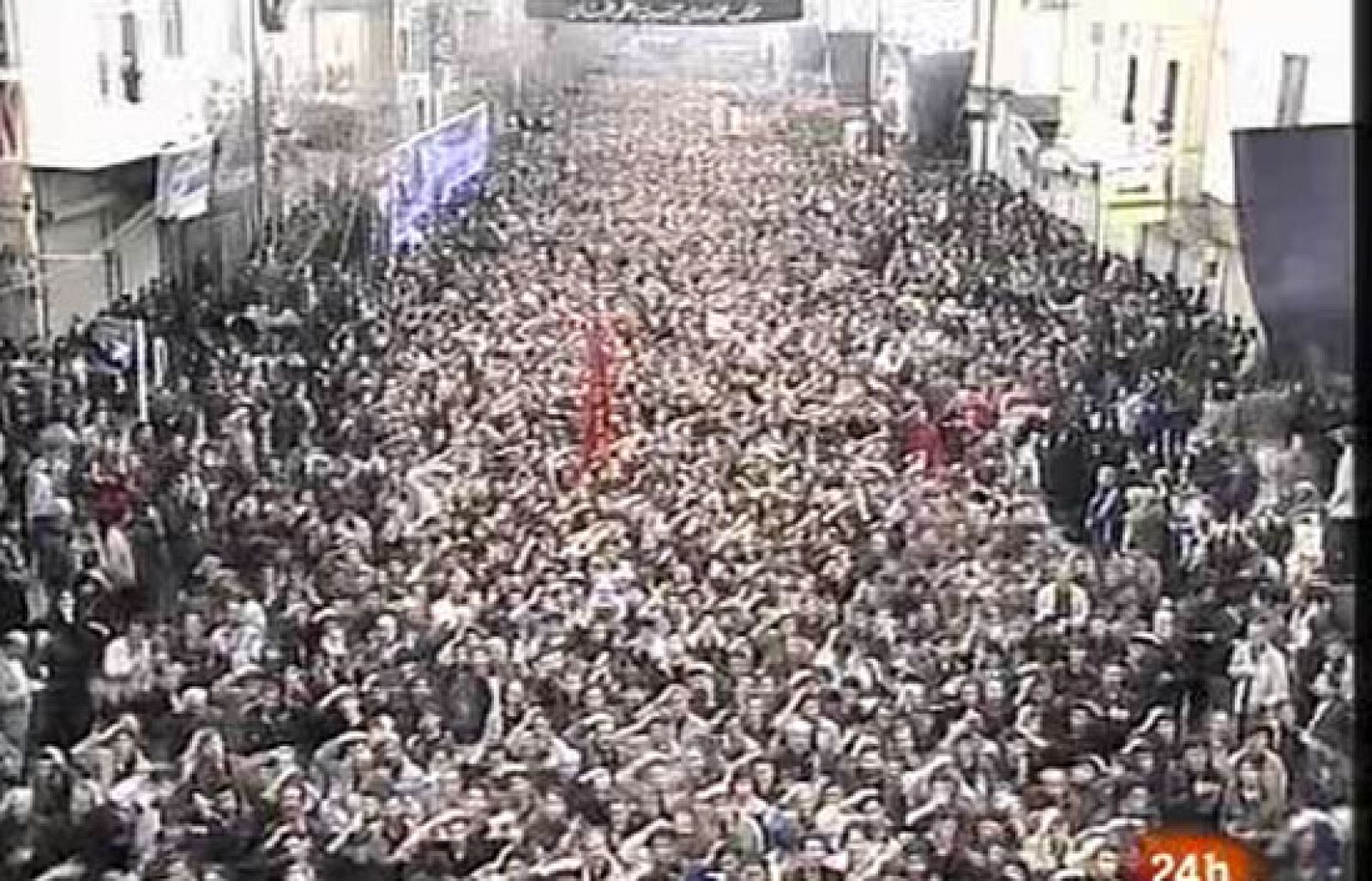 Duros enfrentamientos han estallado en el centro de Teherán entre manifestantes antigubernamentales y la policía iraní desplegados masivamente en la capital, día de "Tasua" (9 del mes de Moharram en el calendario islámico), cuando los iraníes conmemoran con procesiones el martirio de imam Hosein.