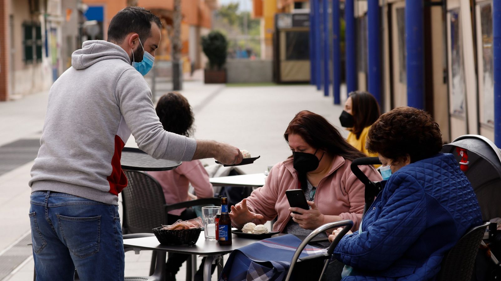 ¿Por qué falta personal en la hostelería? Los bajos salarios pueden explicar parte del problema.