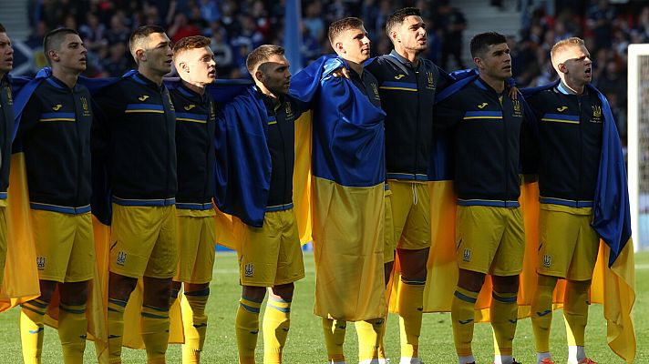 Ucrania gana a Escocia en un emotivo partido de fútbol