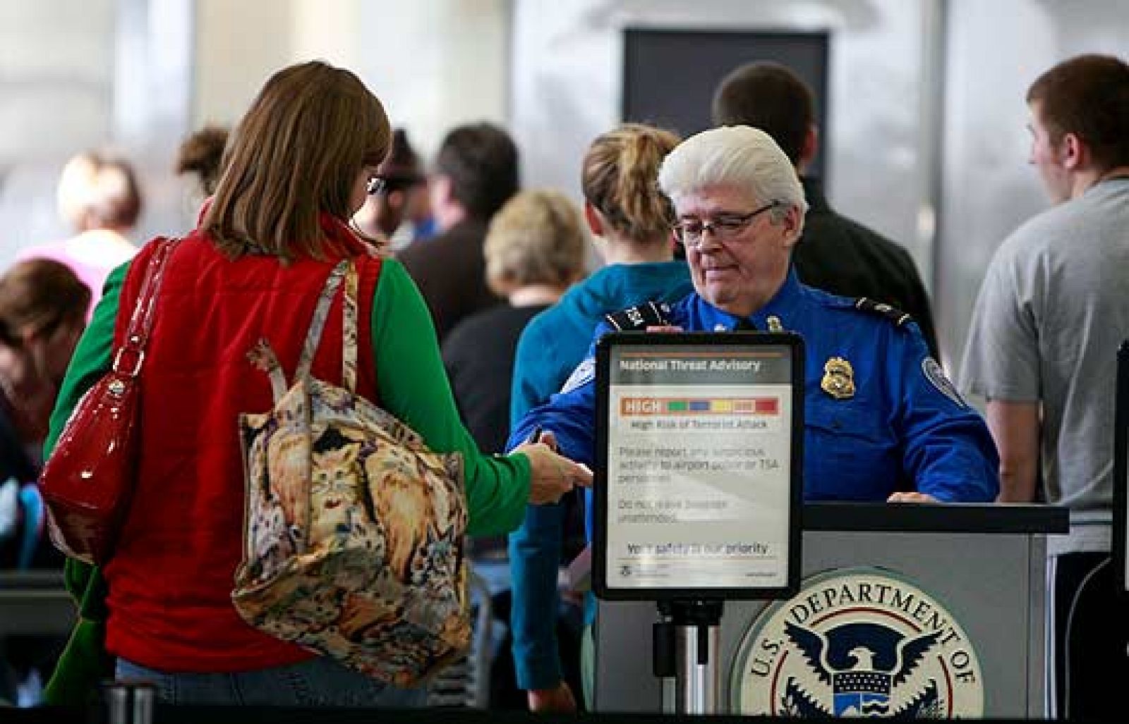 Aumentan los controles en los aeropuertos tras el atentado fallido de Detroit | Ver