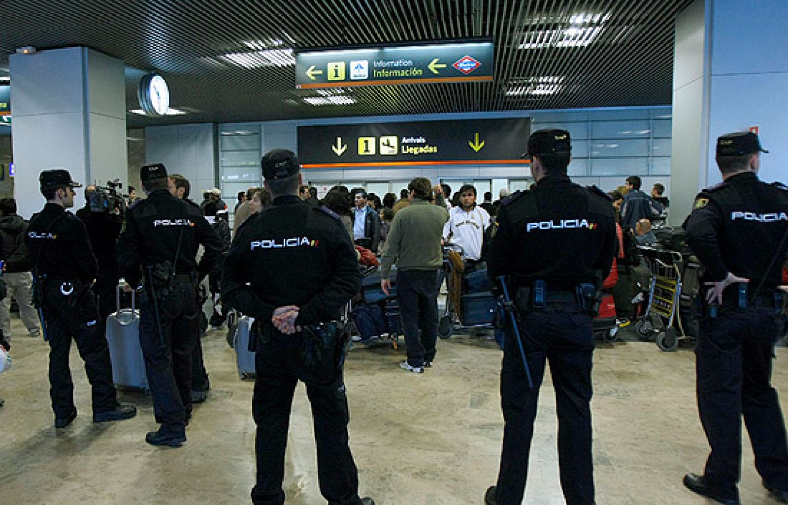   Numerosos afectados por el cierre da Air Comet se quejan de que llevan cinco días en el aeropuerto y no tienen ni idea de cuando podrán coger un avión de vuelta a casa.
