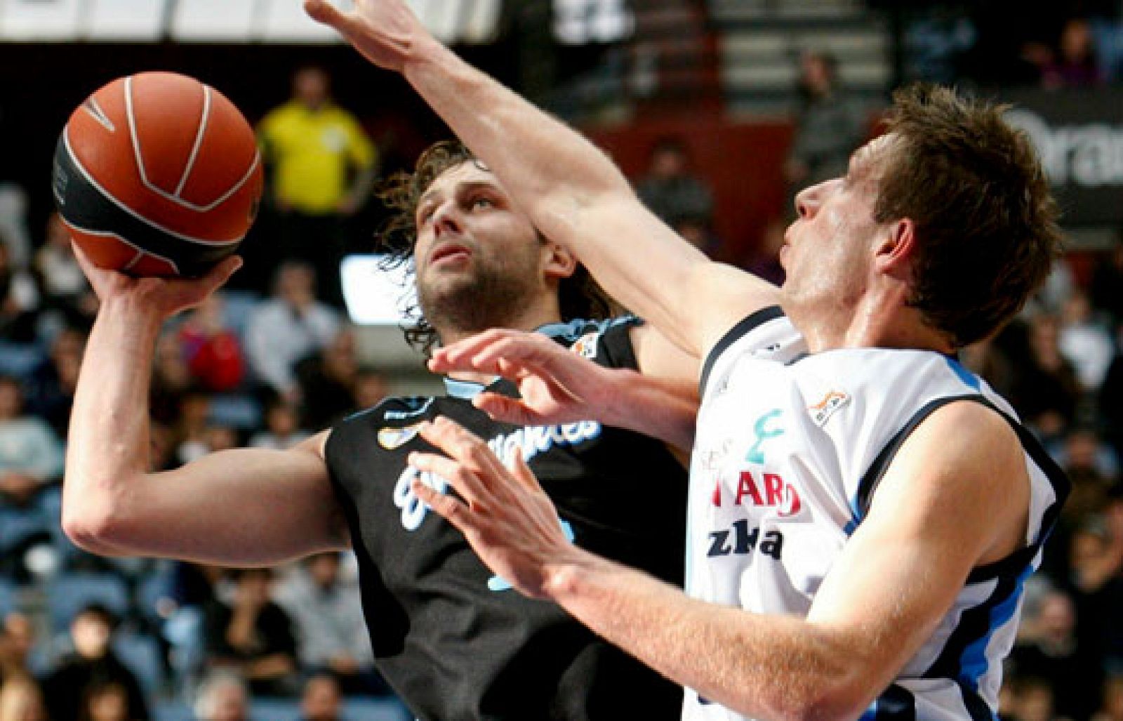 Un inicio espectacular en el tercer cuarto sirvió al Lagun Aro GBC para llevarse el triunfo ante el Estudiantes (86-74), manteniendo así vivo su sueño de disputar la Copa del Rey 