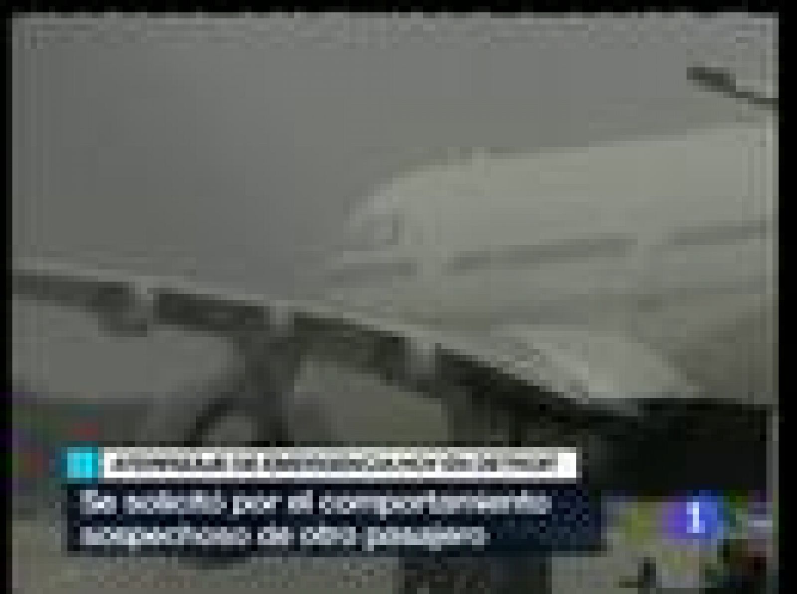 Las autoridades estadounidenses han detenido este domingo a un pasajero del mismo vuelo de Northwest Airlines procedente de Amsterdam con destino a Detroit en el que el viernes un nigeriano intentó sin éxito detonar un explosivo. Esta vez ha sido una falsa alarma, pero las autoridades intensifican la seguridad a petición de Obama.