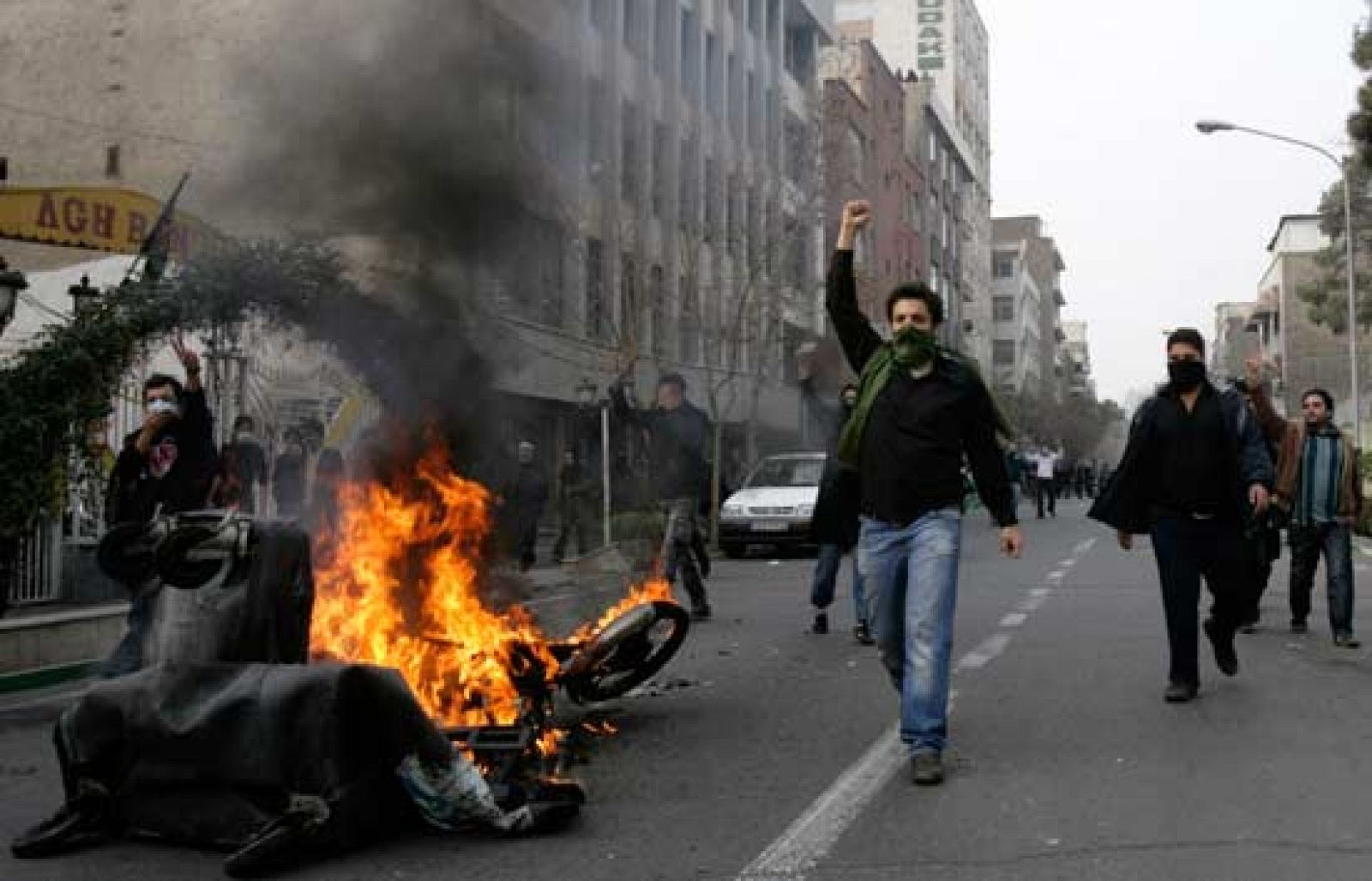 Los enfrentamientos entre los manifestantes de la oposición y las fuerzas de seguridad iraníes han causado la muerte de al menos 8 personas, según ha reconocido la televisión oficial iraní en inglés Press-TV citando un balance del Consejo Suyperior de Seguridad Nacional.