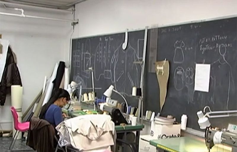  Un sacerdote de Nueva York monta un taller de costura